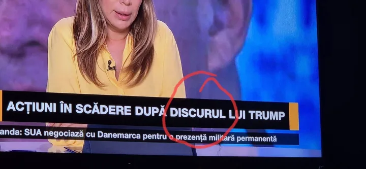 cu televizor si text care spune ACTIUNI IN SCADERE DUPA DISCURUL LUI TRUMP anda: SUA negoci...