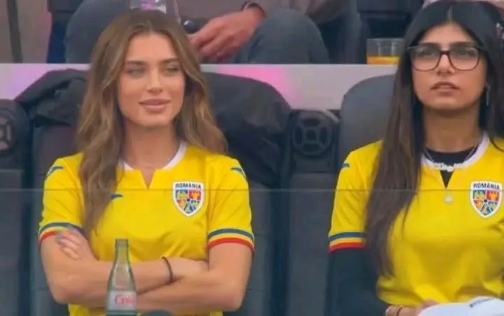 cu unul sau mai multi oameni, persoane jucand fotbal si text care spune ROMANIA NIA ROMANIA
